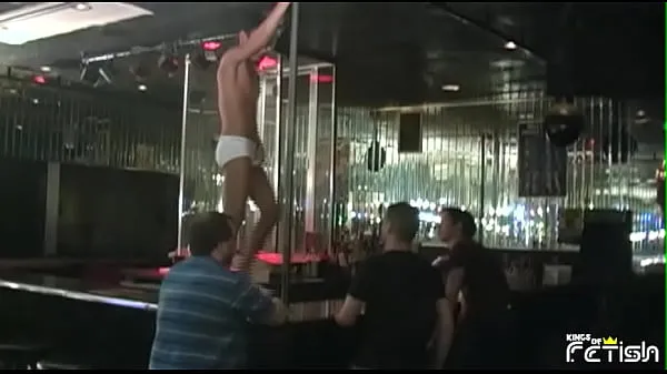 Assista a Dois homens com tesão e um belo stripper explodem seus paus até gozar no clube de strip-tease novos vídeos