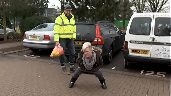 Bekijk piest Dexy milf maakt in het openbaar in zichzelf en toont haar kont aan passerende auto's nieuwe Tube