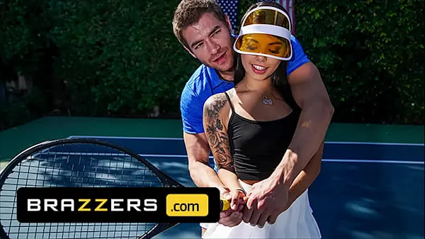 Watch Xander Corvus) Massages (Gina Valentinas) Foot To Ease Her Pain They End Up Fucking - Brazzers new Tube