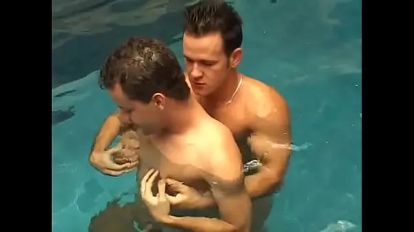 Mira Increíble acción gay en la piscina tubo nuevo