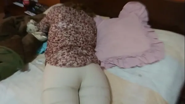 Assista a Mãe latina chega do trabalho muito animada e se mostra na frente do enteado antes de foder novos vídeos