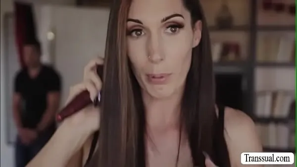 Pozrite si Stepson bangs the ass of her trans stepmom nový kanál