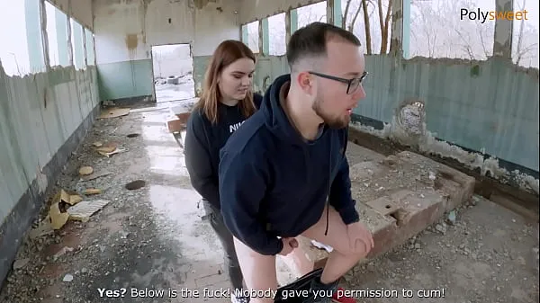 Regardez Belle fille a baisé son petit ami sur une voiture abandonnée après un cunnilingusnouveau tube