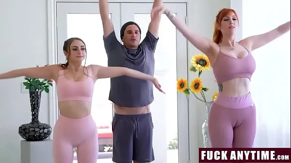 Sehen Sie sich Teenager haben eine Yoga-Sitzung mit dem renommierten Yogi Nathan Bronson - Penelope Kay, Lauren Phillipsneue Tube an