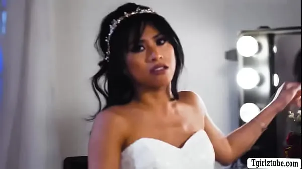 Regardez Mariée asiatique réconfortée par sa meilleure amie transexuelle parce que son fiancé ne s'est pas présenté. Après cela, TS aux gros seins lèche et baise sa chatte humide si fortnouveau tube