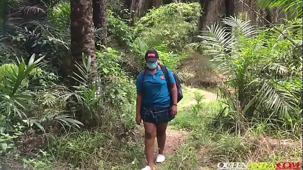 Guarda La ragazza dell'università ha perso la strada per la foresta e si è fatta scopare da due uomini in bicicletta e lei ha dato loro tutti gli stiliil nuovo canale