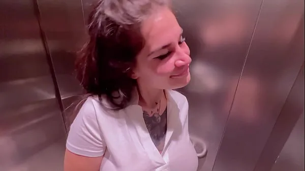 Assista a Linda garota blogueira do Instagram chupa no elevador da loja e faz um tratamento facial novos vídeos