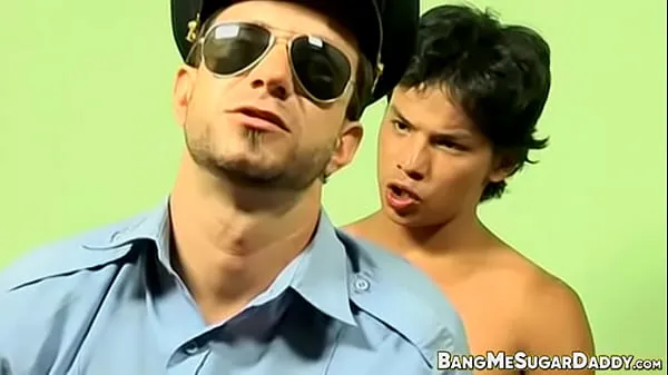 Se Uniformed gay policeman fucked by adorable Latino twink nyt rør