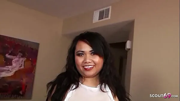 دیکھیں Midget Latina Maid seduce to Rough MMF Threesome Fuck نیا ٹیوب