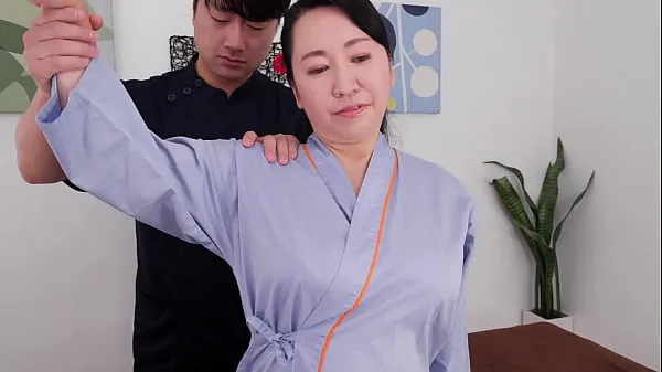 Sehen Sie sich Eine Chiropraktik-Klinik für große Brüste, die Tanten mit ihrer exquisiten Brustmassage verrückt macht Yuko Ashikawaneue Tube an