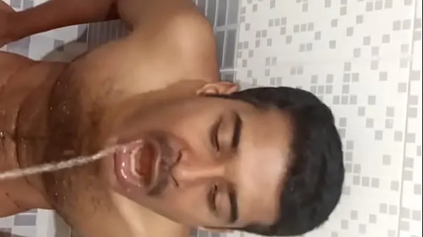 دیکھیں Tamil Desi boy Devilkrishna sucks mature uncle cock and gets piss in mouth نیا ٹیوب