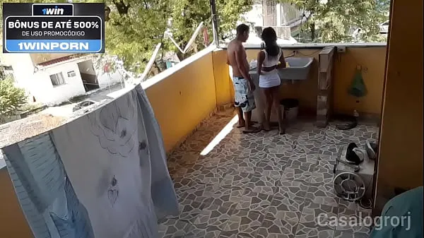 Assista a Enteada que lavava roupa foi surpreendida por padrasto pervertido que a colocou para chutar a porra do pênis dele de quatro novos vídeos