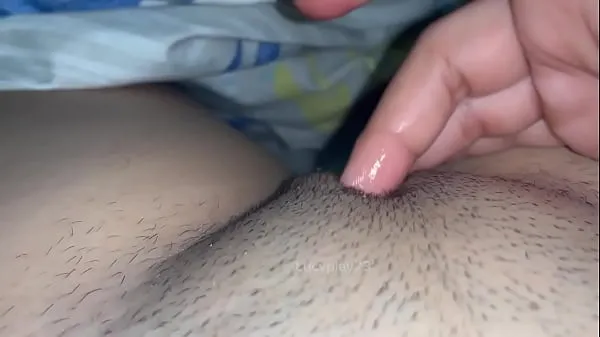 Assista a Ela sabe que é gostosa e ela grava ela me em primeiro plano ouça esses sons bem gostoso e relaxa curte novos vídeos