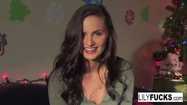 Regardez Lily nous raconte ses vœux de Noël excitants avant de se satisfaire dans les deux trousnouveau tube