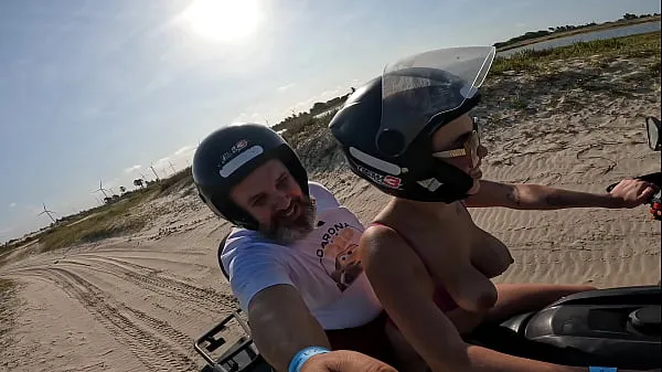 Oglądaj In Canoa Quebrada, in the middle of the beaches and dunes of Ceará, Ted's ride with Ma Santosnowy kanał