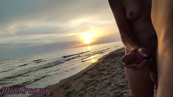 Regardez Une MILF amateur exhibitionniste en plein air suce une grosse bite sur une plage de nudité en public pour un voyeur avec du sperme 2nouveau tube