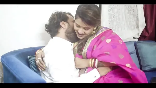 Mira El amor indio caliente con una esposa india casada y su marido termina con sexo erótico - Hindi Audio tubo nuevo