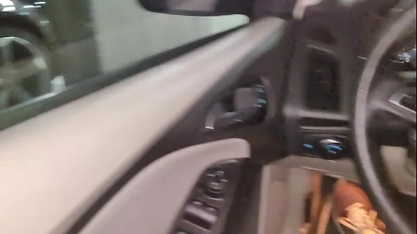 Regardez Sexe en public non protégé en voiture avec un inconnu sexy. Fellation dans un parkingnouveau tube