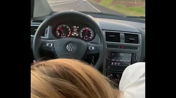 Hot blonde giving blowjob in the car while traveling yeni Tube'u izleyin