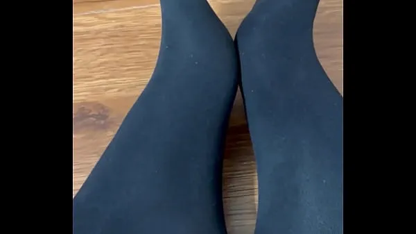 Titta på Flaunting and rubbing together my black nylon feet nya Tube