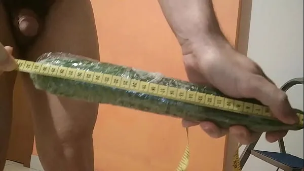 Посмотрите 33 centimeters of long cucumber all up for my super hungry ass новый канал