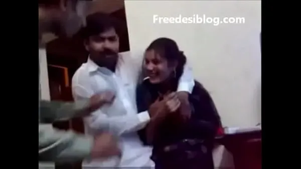 شاهد Pakistani Desi girl and boy enjoy in hostel room أنبوبًا جديدًا